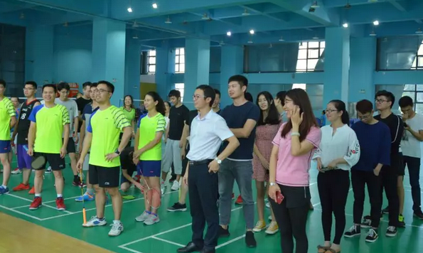 J9.COM2018羽毛球赛圆满进行