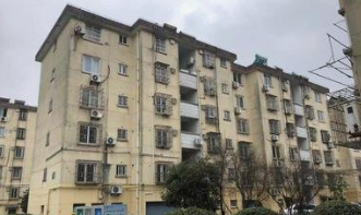 加大城镇老旧幼区刷新力度推动惠民生扩内需